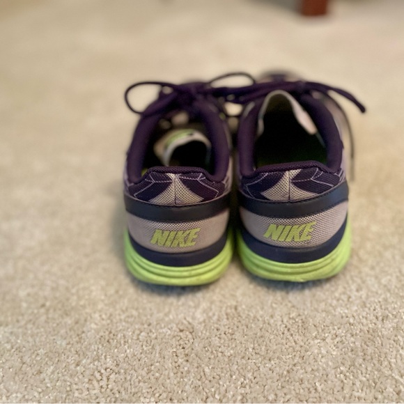 Women’s Nike running shoe - Picture 3 of 4